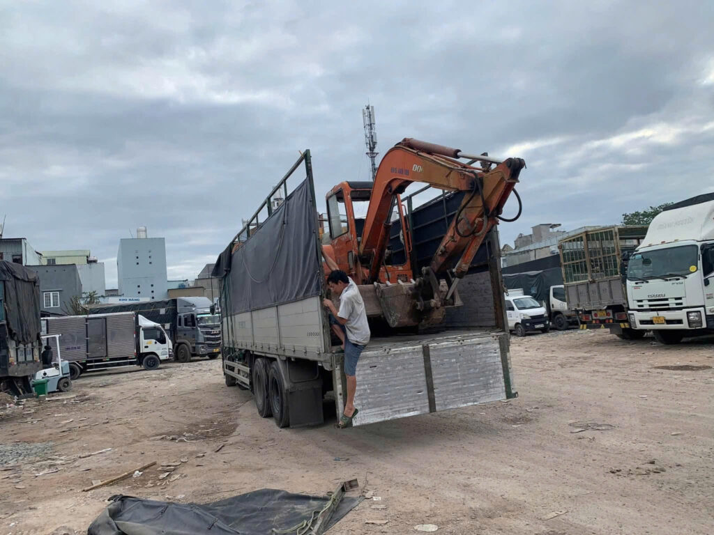 Xe tải vận chuyển máy xúc từ Vũng Tàu đi Hưng Yên, hỗ trợ xếp đặt hàng đúng vị trí, kiểm tra tải trọng và cố định chắc chắn trước khi khởi hành. xe-tai-van-chuyen-may-xuc-tu-vung-tau-di-hung-yen-duong-dai