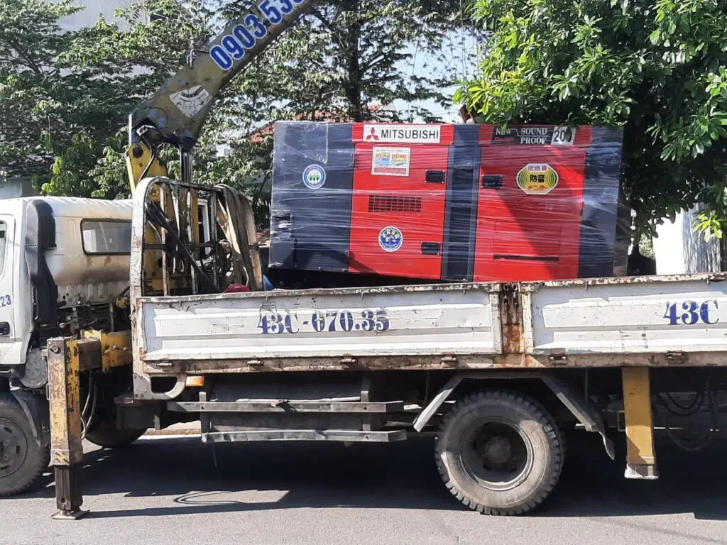 Nhận vận chuyển máy phát điện từ KCN đi Lai Châu nguyên chuyến, lái xe thông thuộc đường đèo dốc Bắc Bộ, đảm bảo chằng buộc chắc chắn và giao nhận tận chân công trình. Van-chuyen-may-phat-dien-cong-nghiep-tu-cac-tinh-di-Lai-Chau-an-toan