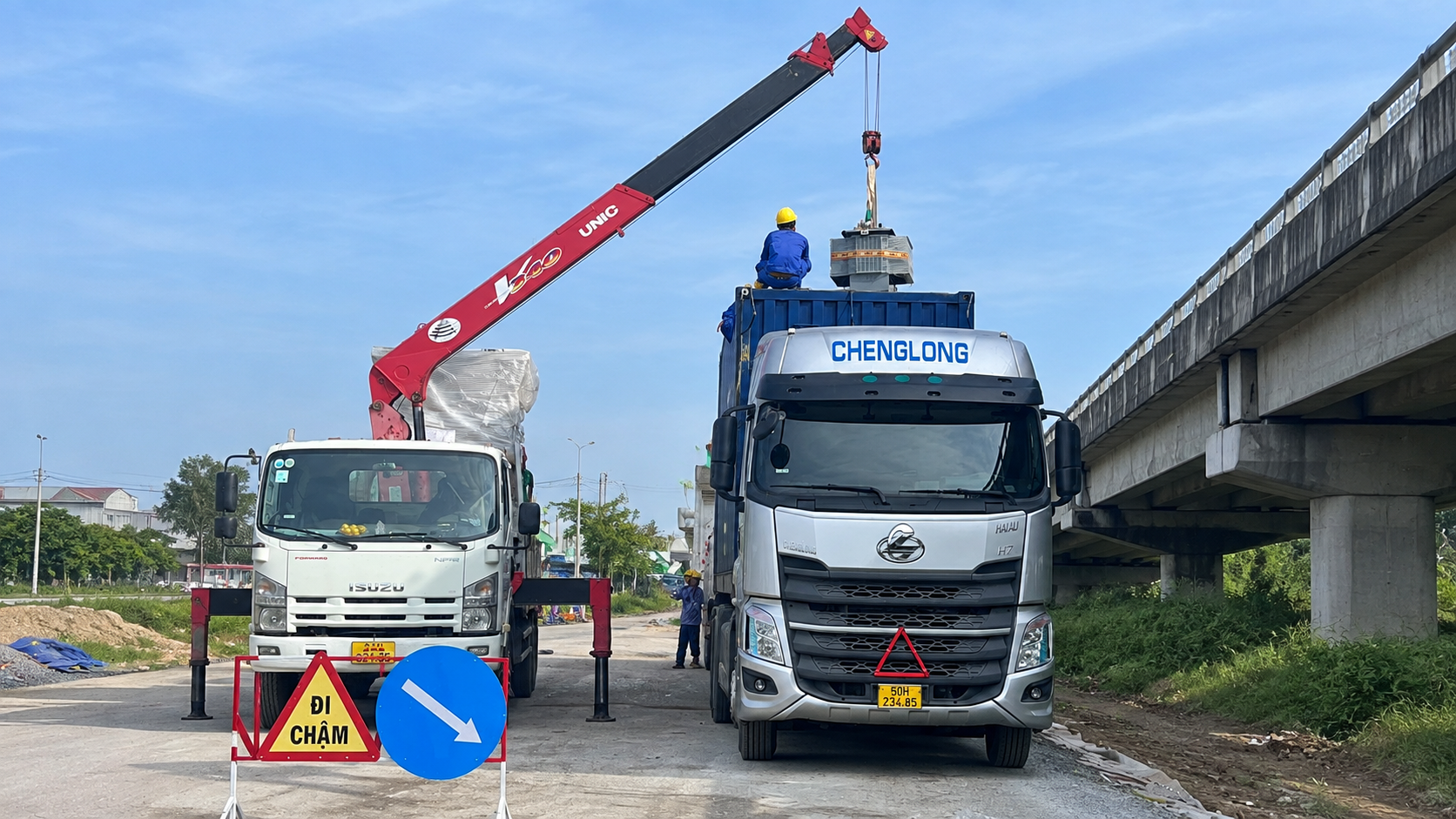 xe-dau-keo-nhan-hang-nha-may-va-cho-container-tu-bac-ninh-di-tien-giang