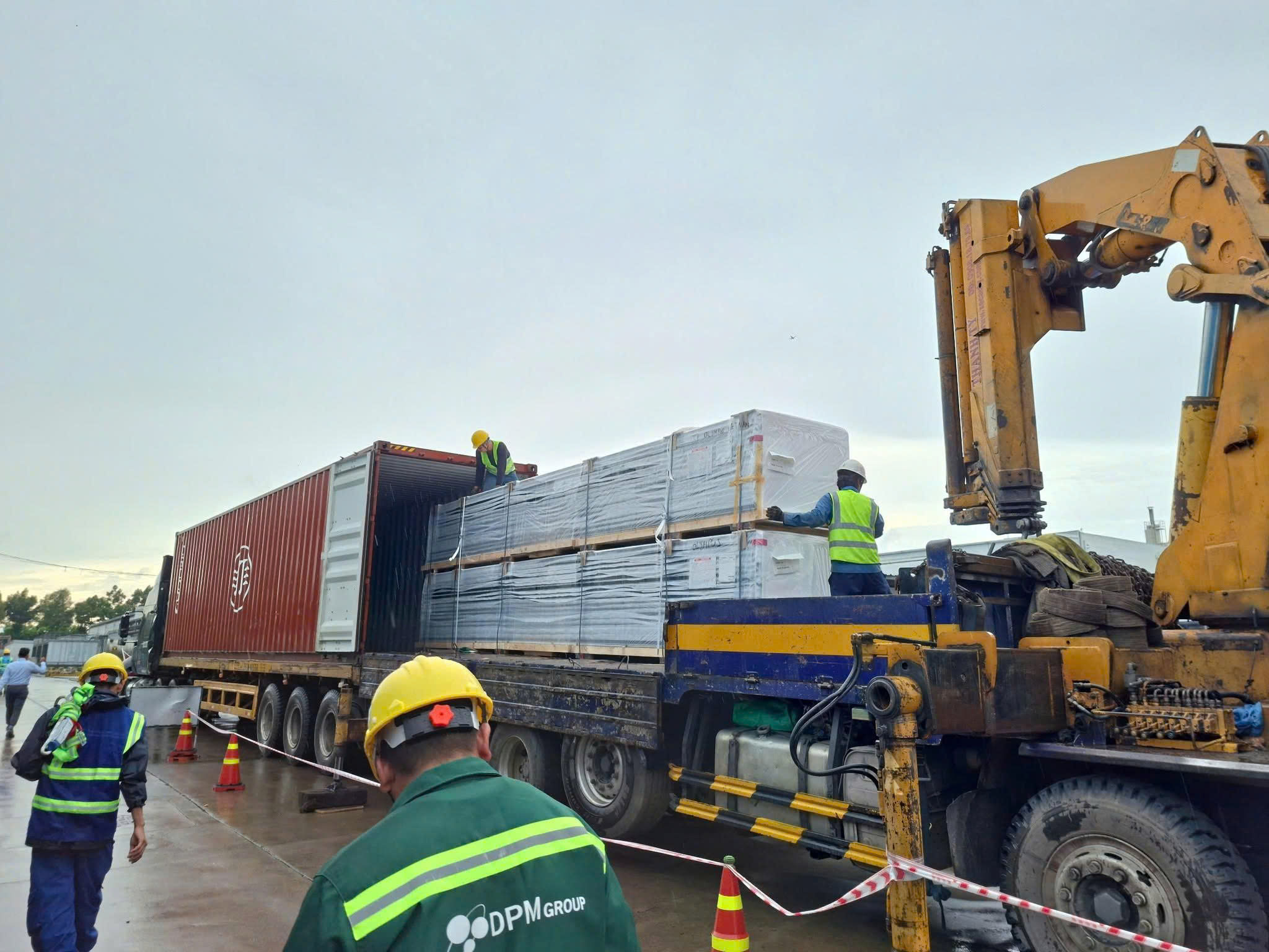 Xe đầu kéo 30 tấn nhận vận chuyển container hàng sản xuất, máy móc thiết bị, sắt thép và kết cấu công trình từ Bắc Ninh đi Kon Tum. xe-dau-keo-30-tan-cho-container-may-moc-bac-ninh-di-kon-tum