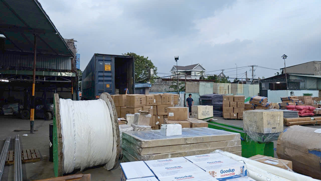 Xe đầu kéo phù hợp chở máy móc, nguyên liệu, pallet và hàng thành phẩm số lượng lớn, được sắp xếp theo từng loại hàng. xe-dau-keo-cho-hang-nang-may-moc