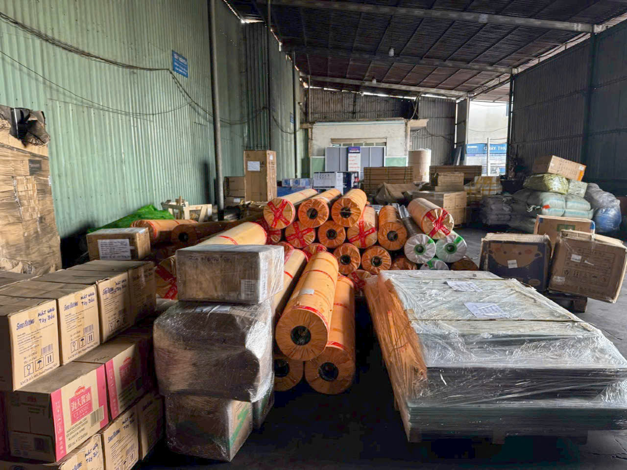 Xe tải 8 tấn phù hợp chở nguyên liệu, linh kiện, máy móc, thiết bị và hàng pallet từ Hưng Yên đi Hà Tĩnh. xe-tai-8-tan-cho-hang-nha-may-may-moc-va-pallet