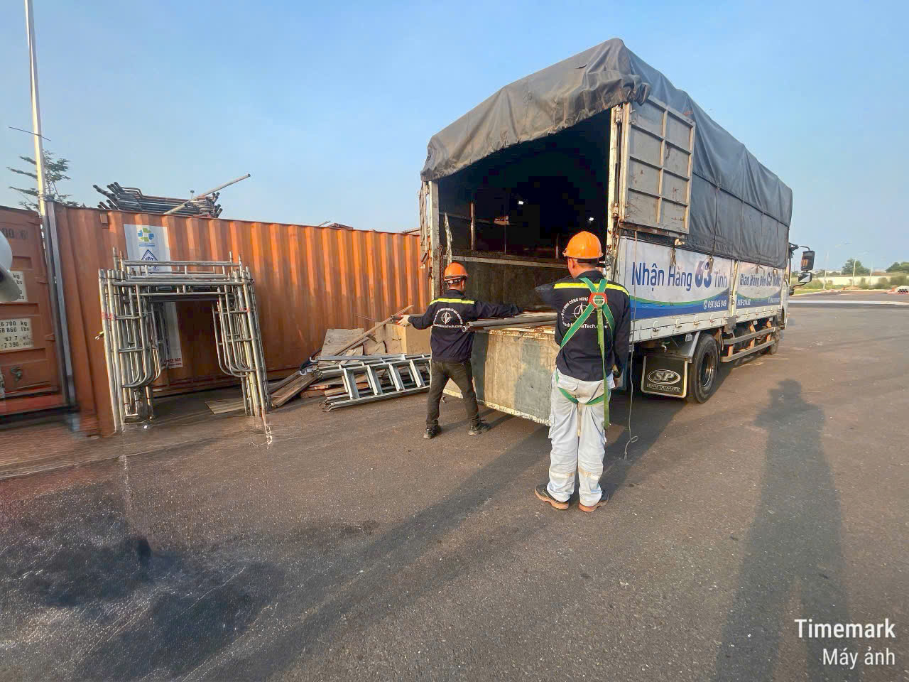 Xe tải 8 tấn nhận hàng tại Hưng Yên và vận chuyển vào Hà Tĩnh, thời gian giao phụ thuộc vào địa điểm nhận và trả hàng. xe-tai-8-tan-van-chuyen-hang-tu-hung-yen