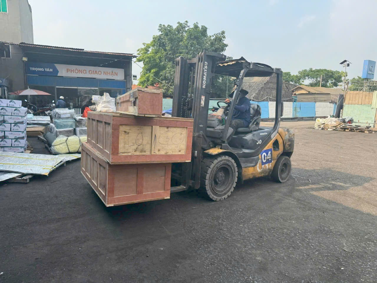 Nhận vận chuyển hàng cồng kềnh, máy móc và thiết bị bằng xe tải 8 tấn, hỗ trợ sắp xếp và giao hàng theo yêu cầu. van-chuyen-hang-cong-kenh-may-moc-va-thiet-bi-bang-xe-tai-8-tan