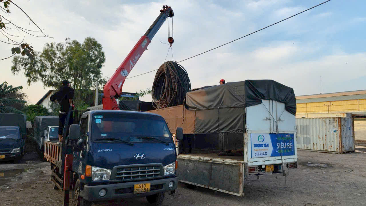 Khi xếp hàng lên xe 8 tấn cần xem cả trọng lượng và kích thước kiện để đảm bảo hàng vừa tải và đủ chỗ. cho-hang-nang-va-hang-cong-kenh-tai-hung-yen