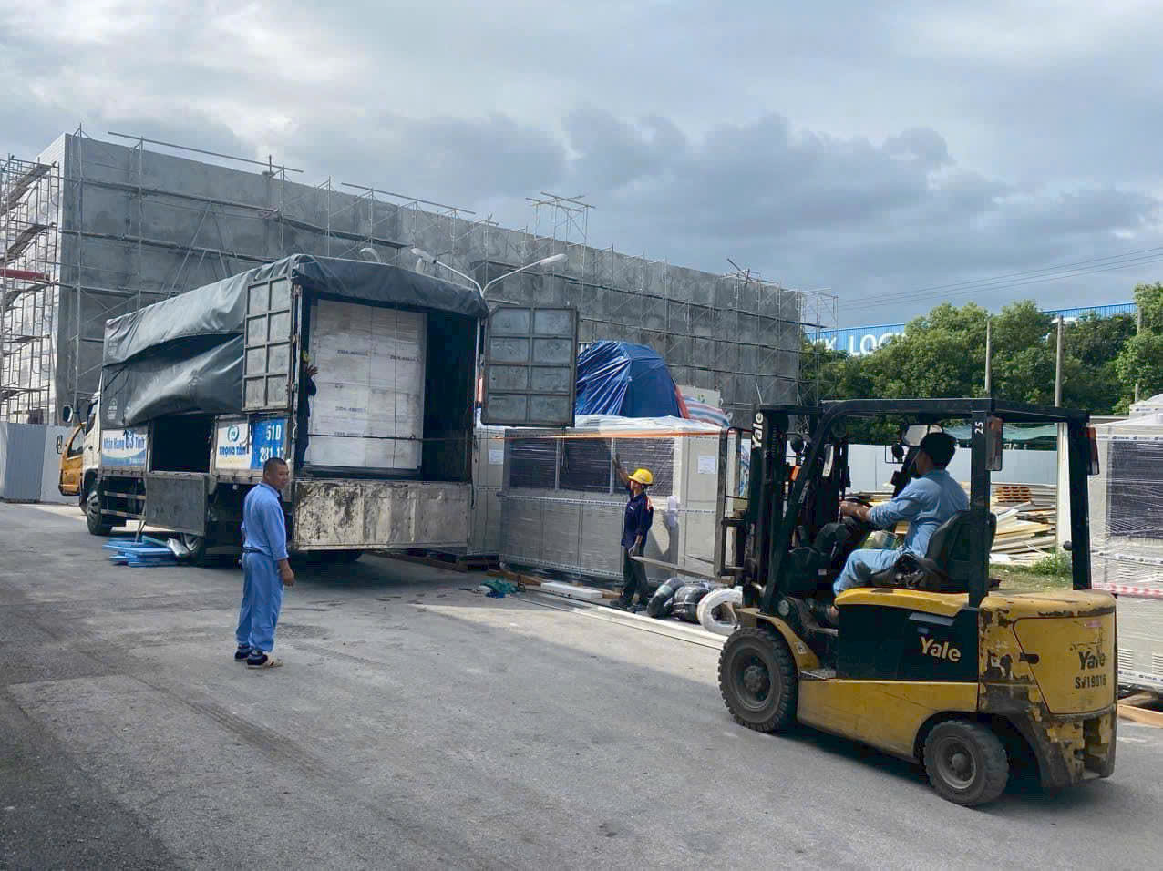 Hàng được đóng gói, tập kết sẵn và báo trước kích thước để tài xế thuận tiện đưa xe vào kho, sắp xếp và chằng hàng. hang-hoa-duoc-tap-ket-san-va-kiem-tra-kich-thuoc-truoc-khi-xe-tai-den-nhan