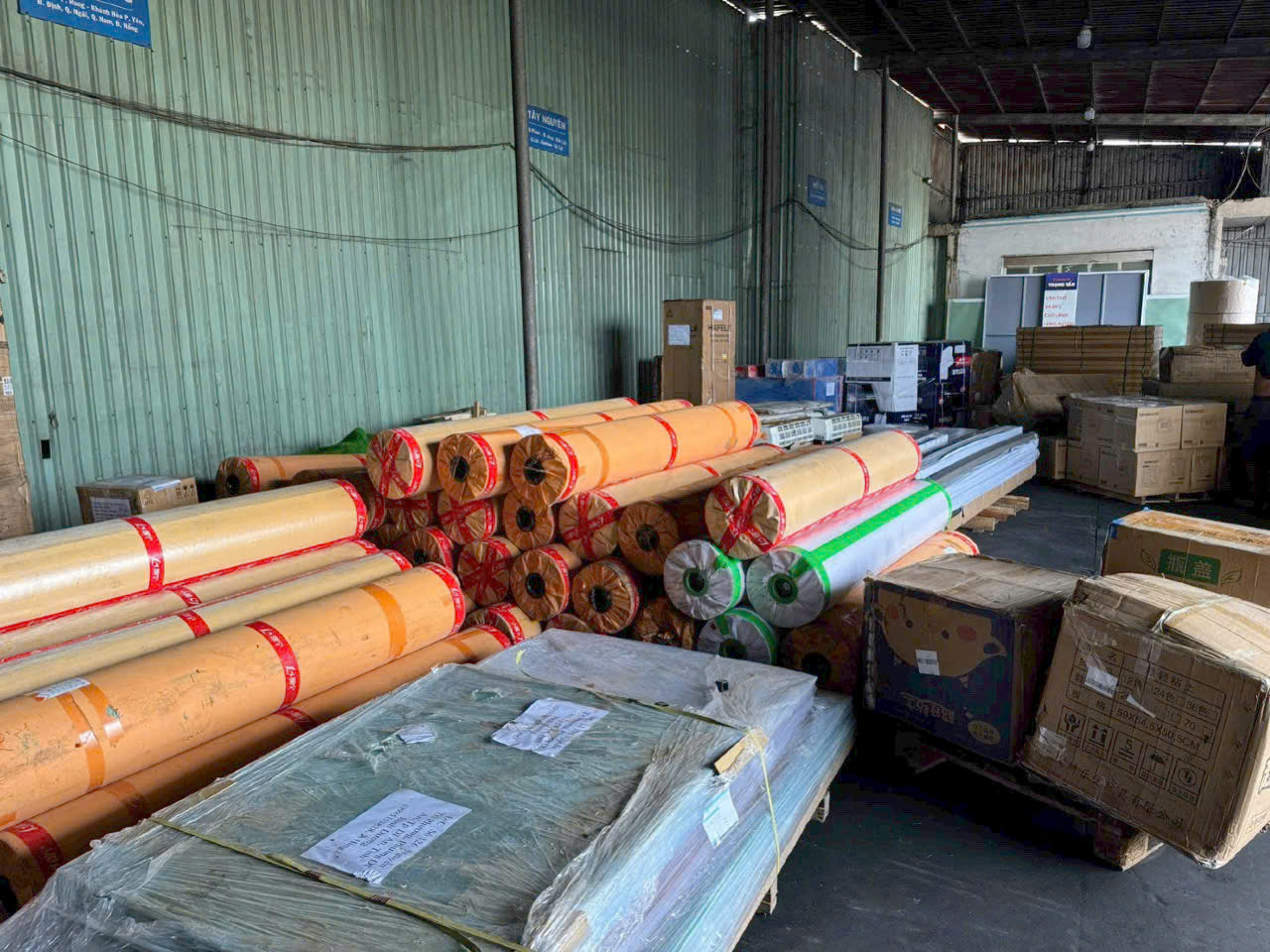 Xe tải 8 tấn nhận vận chuyển nguyên liệu, linh kiện, máy móc, thiết bị và hàng pallet phục vụ sản xuất, nhà máy. van-chuyen-hang-nha-may-may-moc-va-hang-pallet