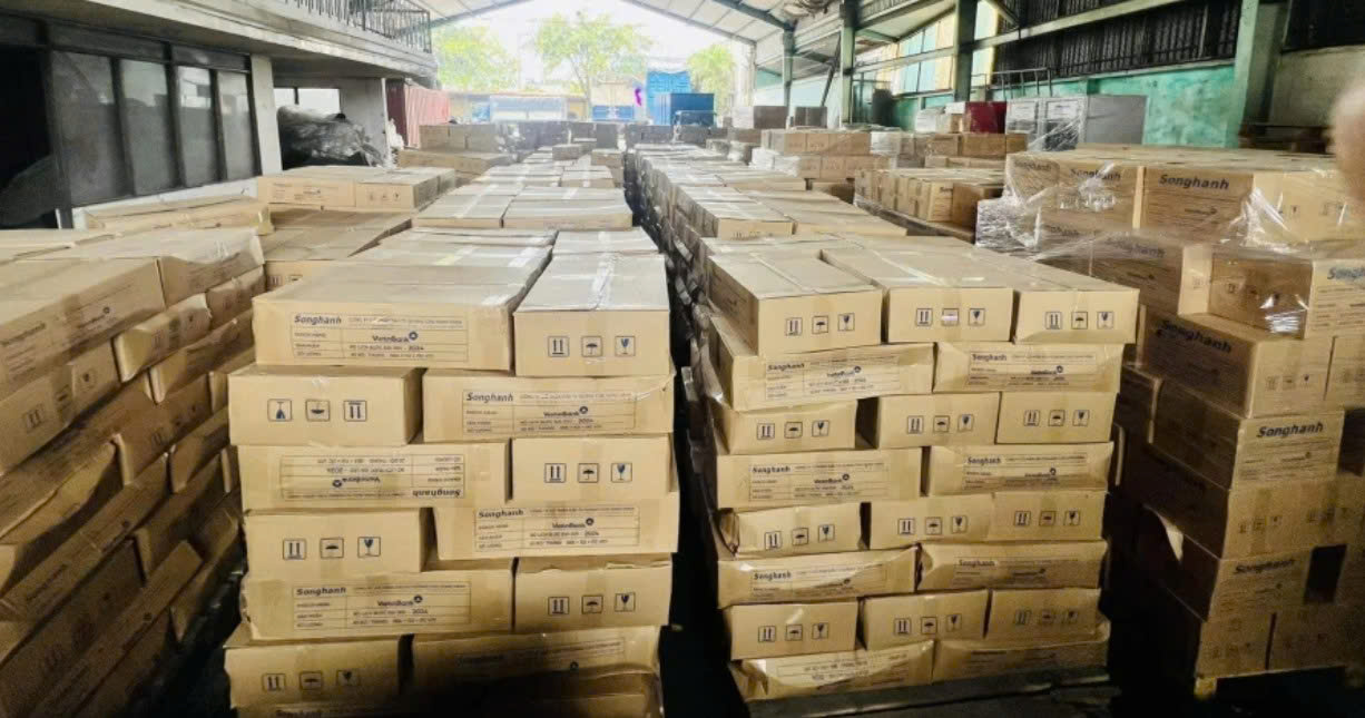 Hàng đóng thùng được cân đo, phân loại theo từng lô và lên bill trước giờ xe ghép chuyến để dễ kiểm đếm. hang-dong-thung-duoc-can-do-xep-theo-tung-lo-va-len-bill-truoc-khi-ghep-chuyen