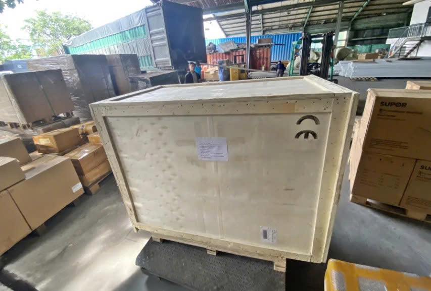 Xe tải 8 tấn nhận vận chuyển pallet gỗ và thùng carton, hàng được sắp xếp gọn để thuận tiện bốc xếp và giao nhận. van-chuyen-pallet-go-va-thung-carton-bang-xe-tai-8-tan
