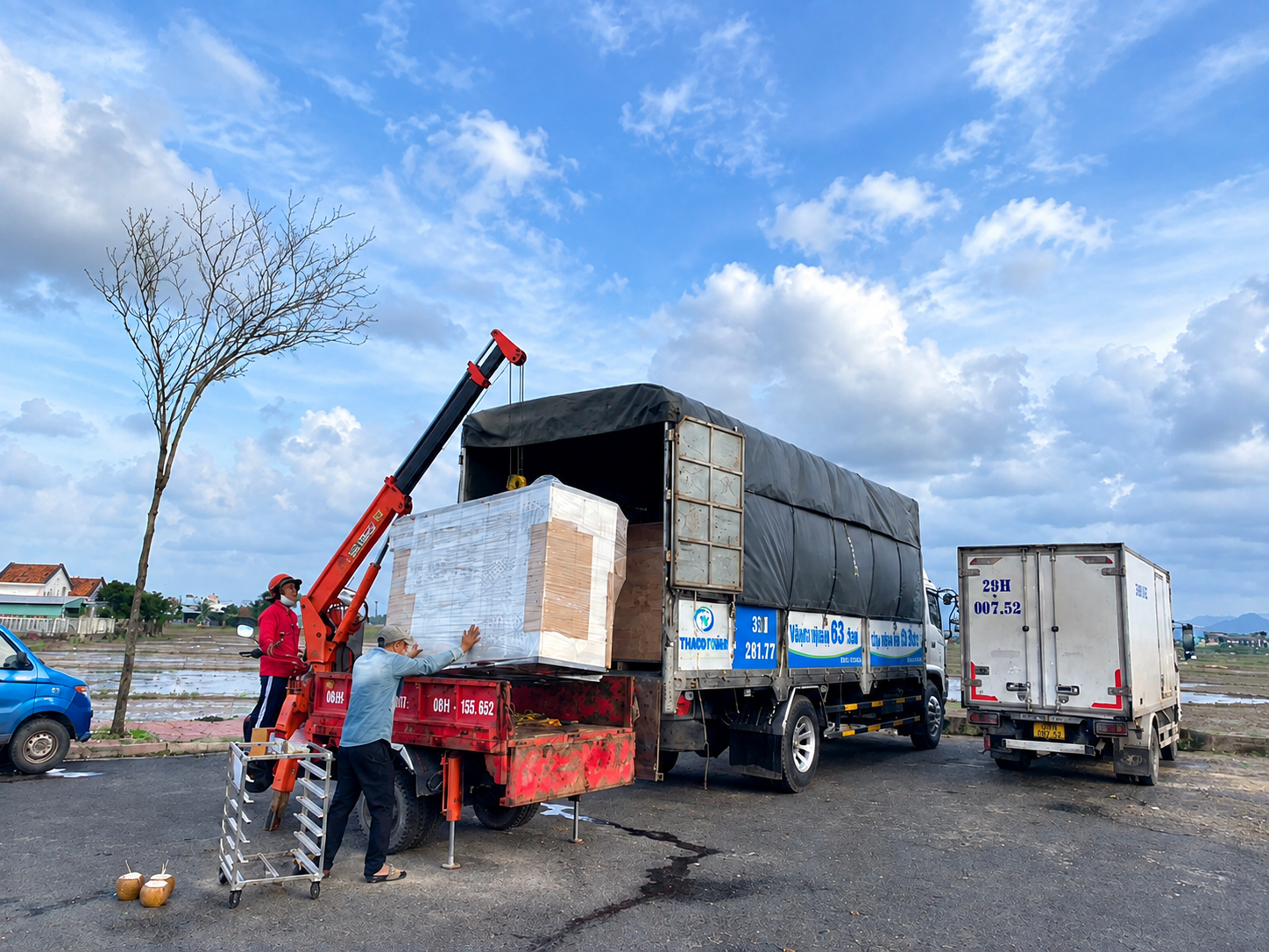 Hàng đóng thùng, pallet và nhiều quy cách được kiểm tra kích thước để sắp xếp xe tải phù hợp, tận dụng diện tích và hạn chế thiếu chỗ xếp hàng. cho-hang-dong-thung-hang-pallet-va-nhieu-kich-thuoc-khac-nhau