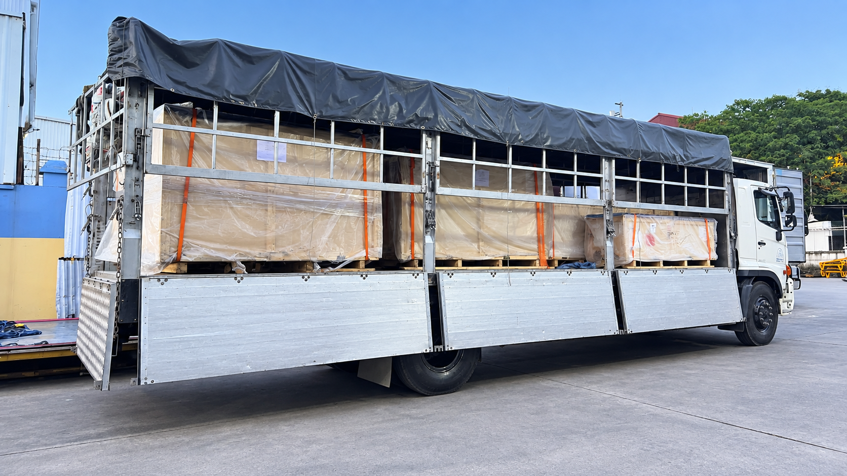 Xe nhận hàng tại kho, xưởng ở Hưng Yên, chạy vào Phú Yên và giao đến địa chỉ khách yêu cầu. xe-tai-8-tan-nhan-hang-tai-kho-hung-yen-va-giao-den-phu-yen