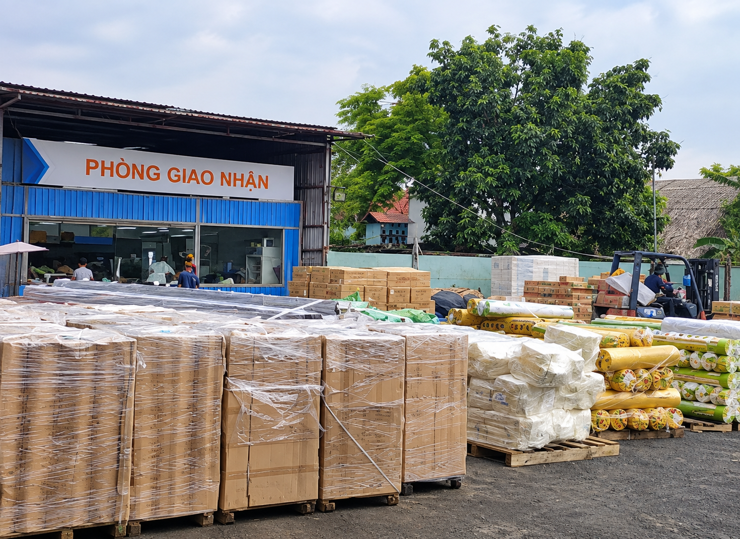 Xe tải 8 tấn nhận chở máy móc, hàng dài, vật tư khổ lớn và hàng pallet, cần kiểm tra kích thước để sắp xếp xe phù hợp. cho-may-moc-hang-dai-kho-lon-va-hang-pallet-cong-kenh