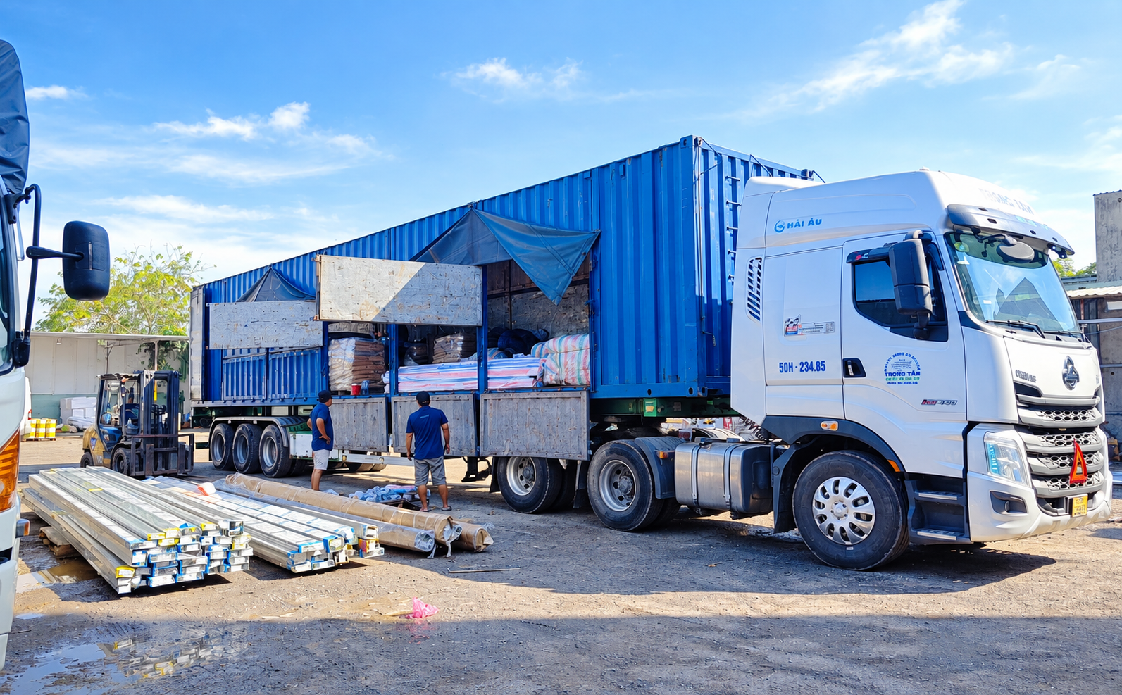 Hàng được chuẩn bị sẵn, container kiểm tra kỹ, sau đó niêm phong và bàn giao đầy đủ để xe khởi hành đúng lịch. hang-hoa-san-sang-container-duoc-kiem-tra-ky-truoc-khi-xe-dau-keo-khoi-hanh