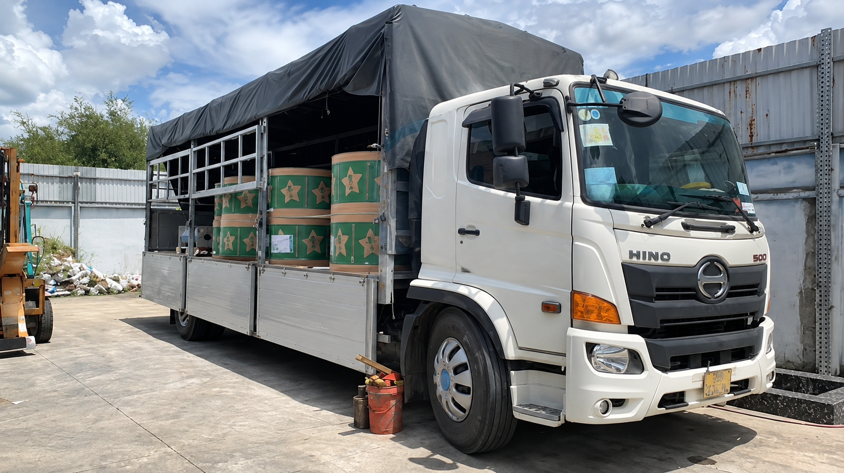 Xe 8 tấn có thể nhận các lô hàng từ 3–4 tấn đến gần mức tải, cần kiểm tra trọng lượng và kích thước trước khi xếp hàng. chon-xe-tai-8-tan-phu-hop-voi-trong-luong-hang-thuc-te