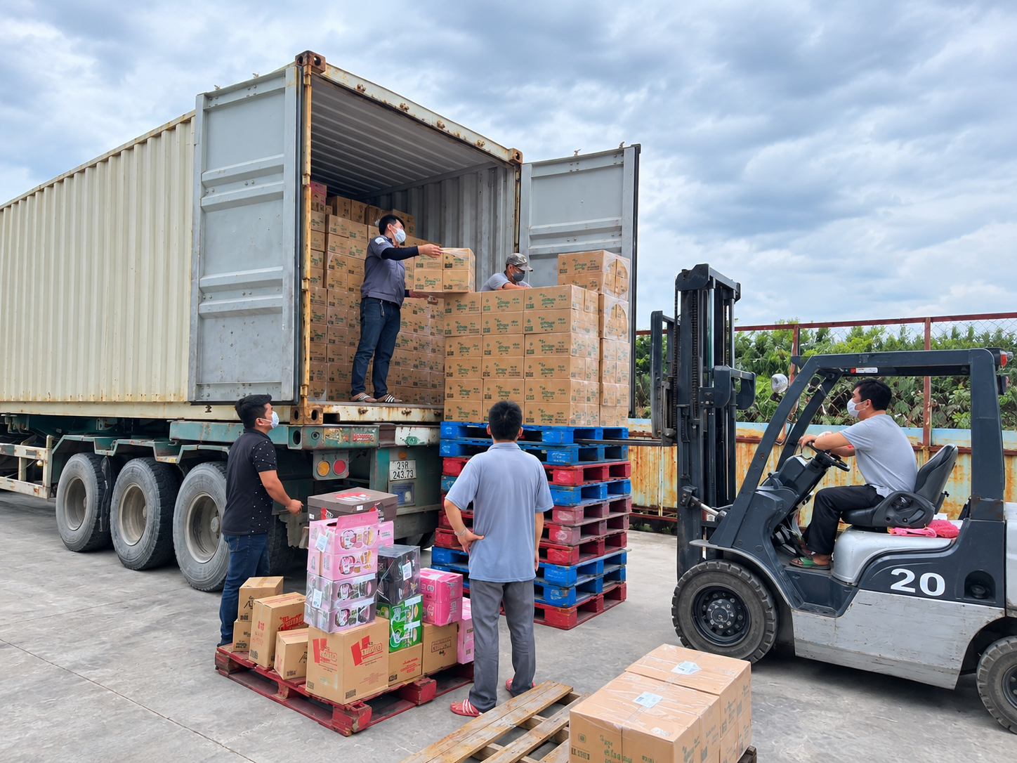 Hàng hóa được kiểm đếm và đối chiếu số lượng trước khi giao, giúp quá trình bàn giao rõ ràng và đầy đủ. kiem-dem-hang-hoa-day-du-truoc-khi-ban-giao-cho-khach