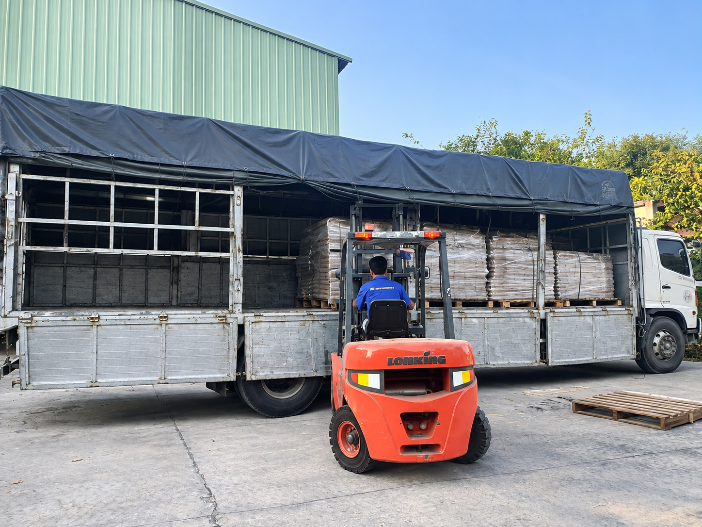 Khách nên báo trọng lượng, số kiện, kích thước hàng cùng điểm lấy giao và chi phí bốc xếp để dễ sắp xếp xe. cung-cap-day-du-thong-tin-hang-va-dia-diem-truoc-khi-thue-xe-tai-8-tan