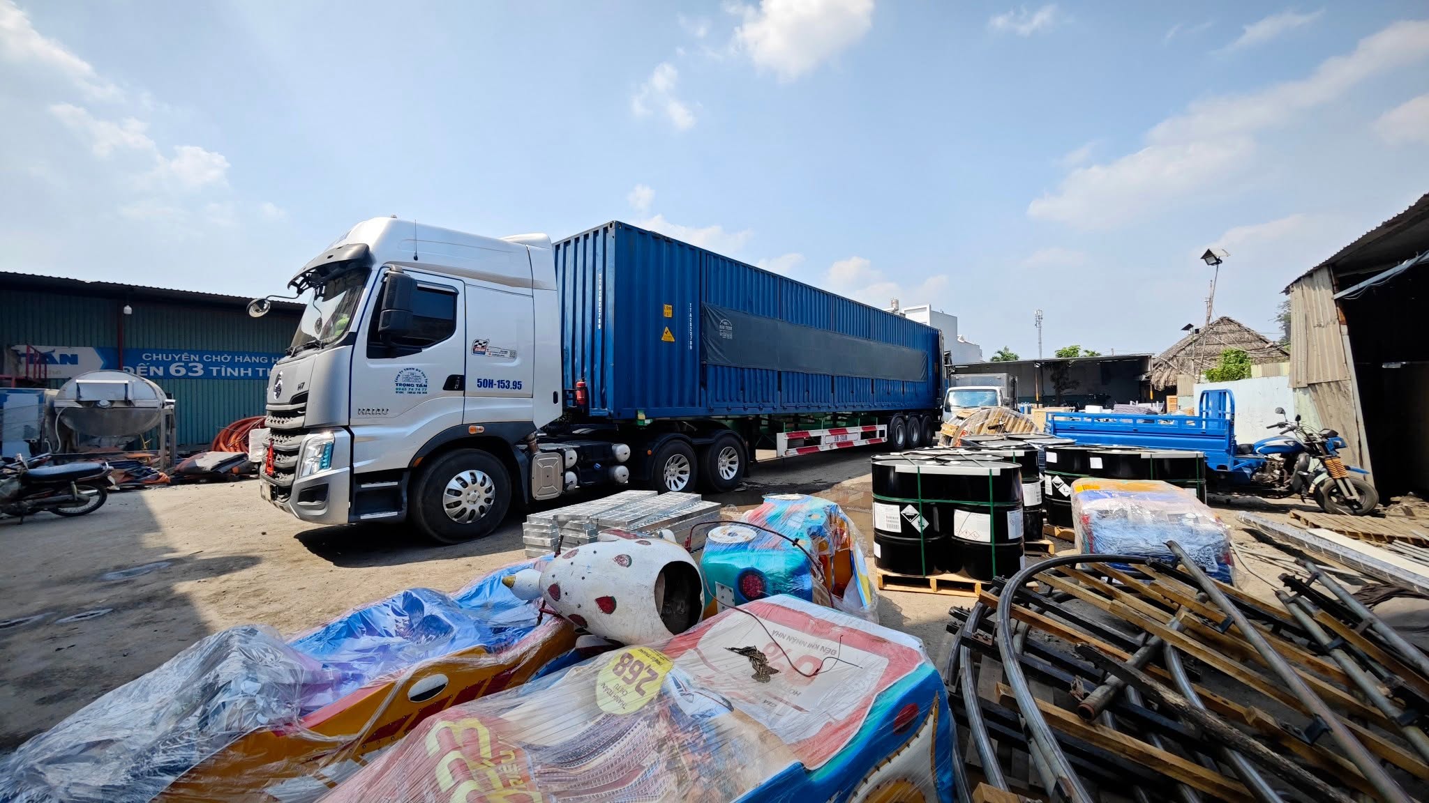 Hàng hóa được chuẩn bị sẵn, kiểm tra và sắp xếp gọn gàng để quá trình nhận hàng và vận chuyển diễn ra thuận tiện. hang-hoa-duoc-chuan-bi-day-du-va-sap-xep-gon-gang-truoc-khi-van-chuyen