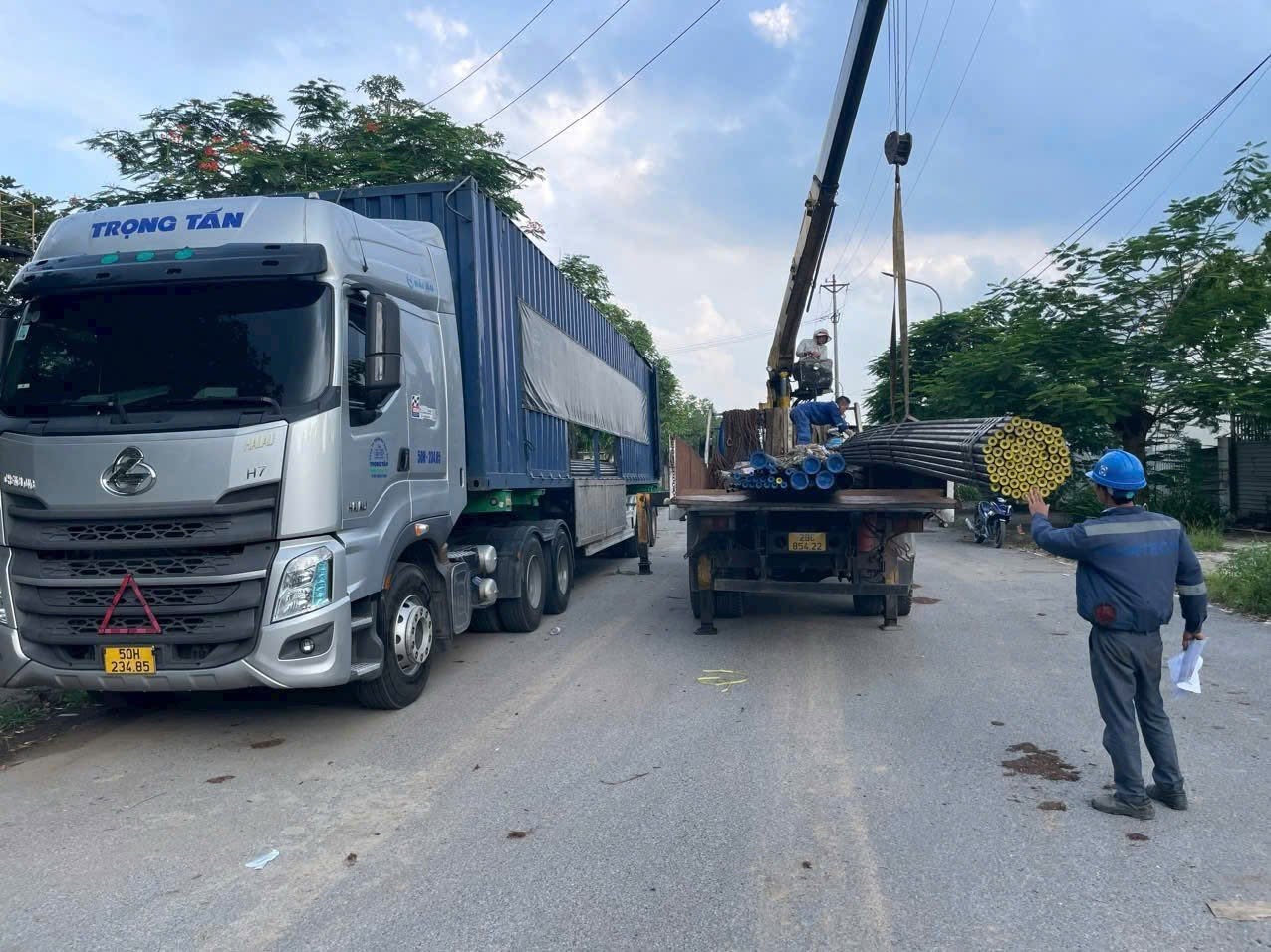 Nhận vận chuyển hàng nguyên chuyến, hàng cồng kềnh với phương án xe và rơ-moóc phù hợp, thuận tiện cho các lô hàng lớn đi đường dài. van-chuyen-hang-nguyen-chuyen-va-hang-cong-kenh-duong-dai