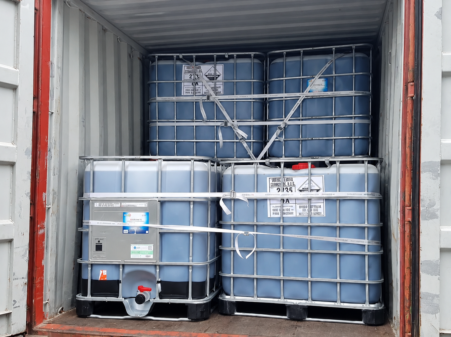 Bồn tank và thiết bị công nghiệp được vận chuyển bằng xe đầu kéo, kê đỡ và cố định chắc chắn trong suốt hành trình. xe-dau-keo-van-chuyen-bon-tank-va-thiet-bi-cong-nghiep-duong-dai