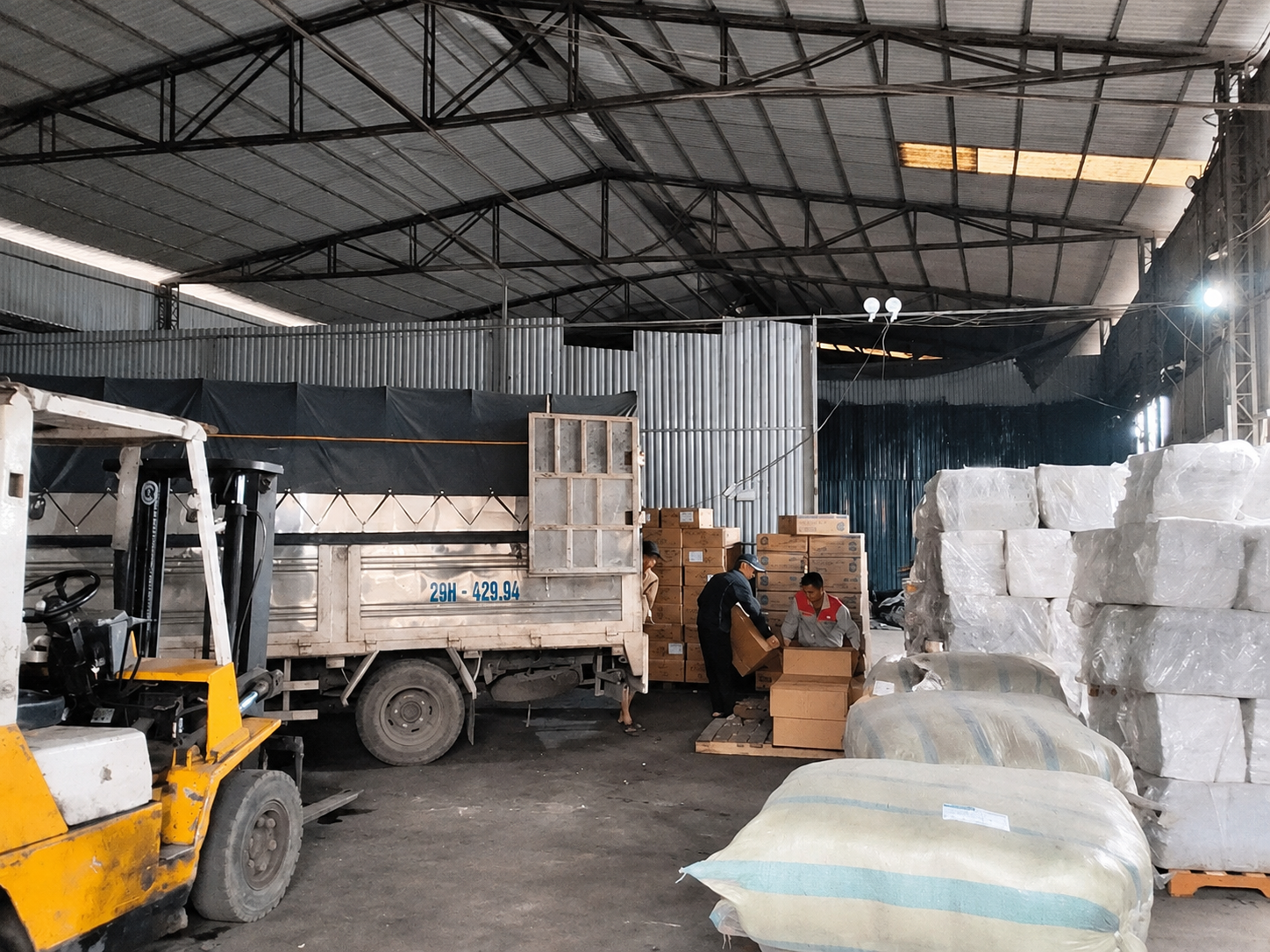 Nhận chở nguyên liệu, linh kiện, vật tư nhà máy, thành phẩm và hàng thương mại từ Hưng Yên đi Đồng Nai. cho-hang-san-xuat-vat-tu-nha-may-va-hang-thuong-mai