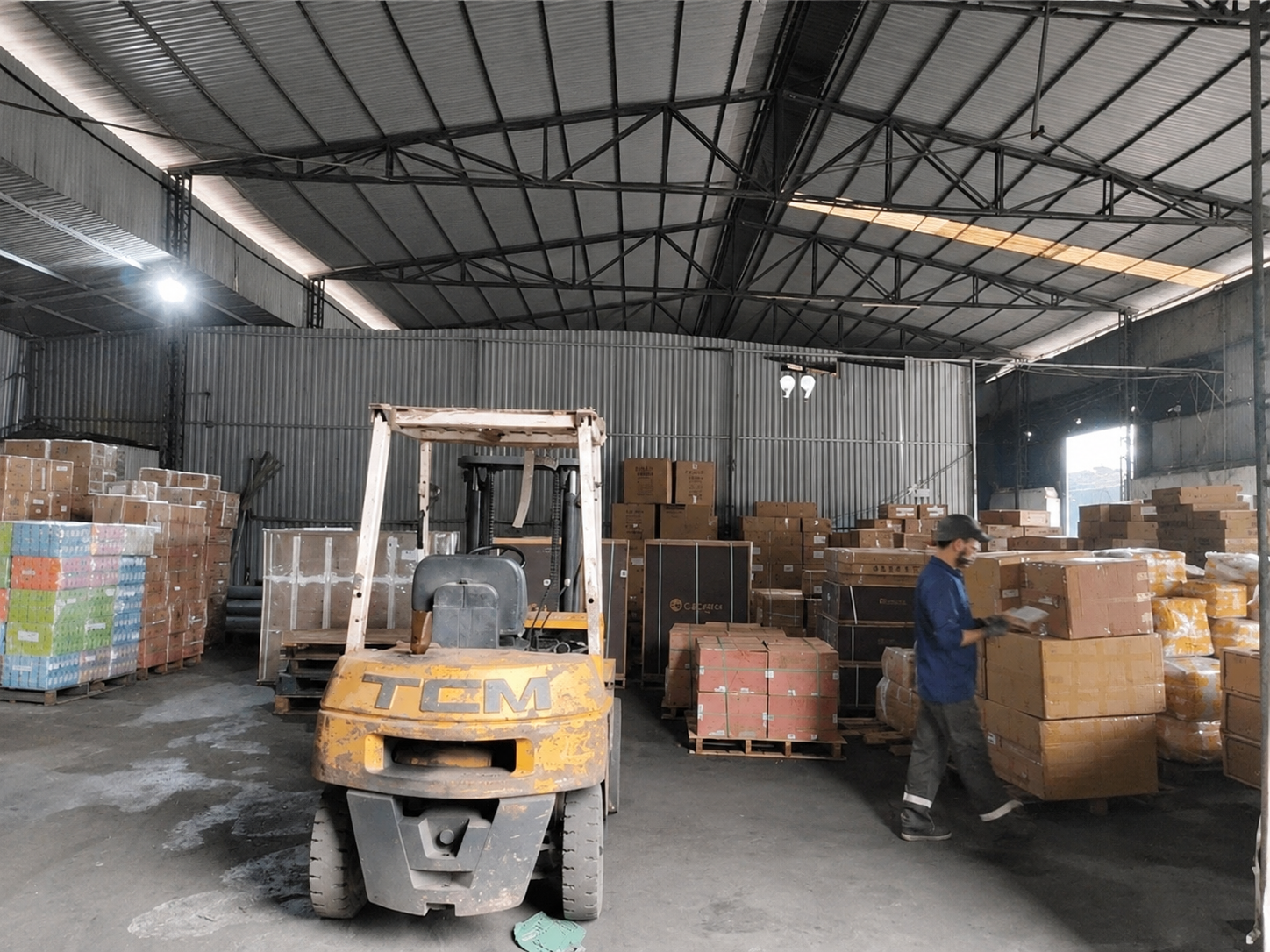 Hàng hóa được phân loại riêng từng pallet, sắp xếp gọn gàng để dễ kiểm đếm, bốc xếp và giao đúng đơn hàng. hang-hoa-duoc-phan-loai-va-sap-xep-rieng-theo-tung-pallet