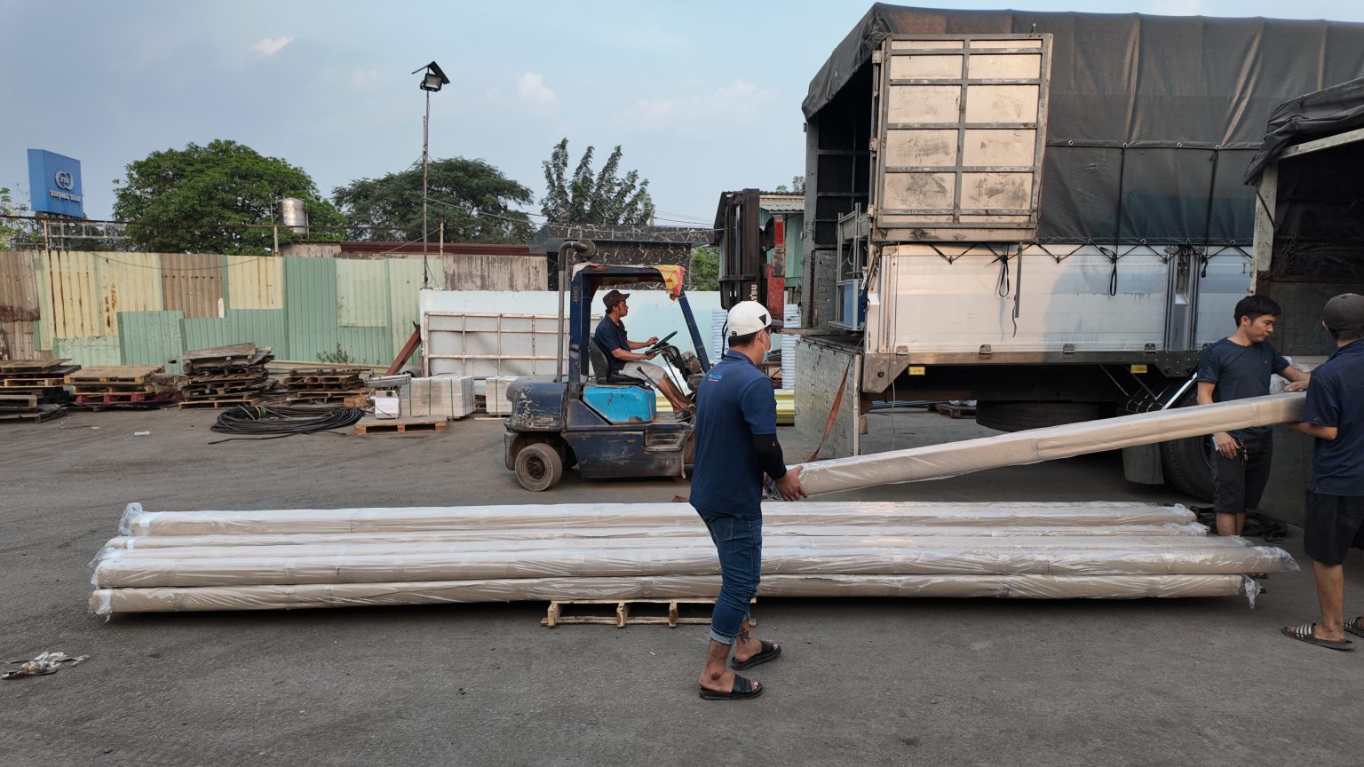 Chành xe hỗ trợ bốc xếp, nâng hạ hàng hóa tại kho, thuận tiện khi gửi các kiện hàng nặng, pallet hoặc hàng cồng kềnh. chanh-xe-ho-tro-boc-xep-va-nang-ha-hang-hoa-tai-kho