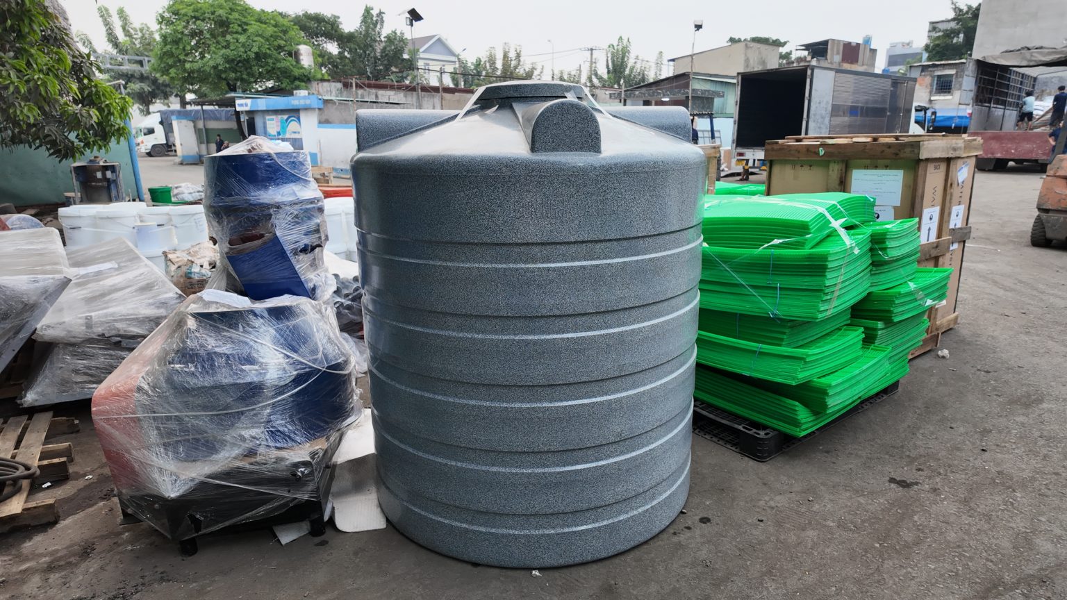 Xe tải 8 tấn nhận vận chuyển đa dạng hàng hóa từ Hưng Yên đi Trà Vinh, gồm hàng kho, máy móc, thiết bị, pallet và hàng đóng kiện. van-chuyen-da-dang-cac-loai-hang-hoa-tu-hung-yen-di-tra-vinh