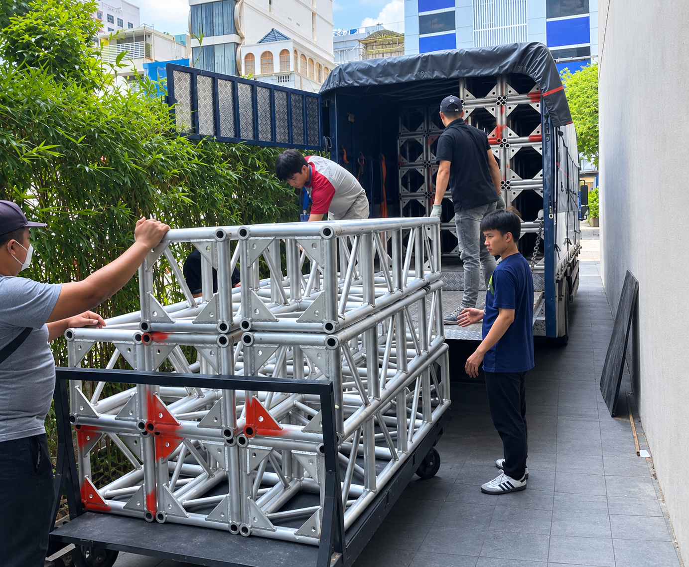 Nhận vận chuyển linh kiện khung rạp từ Hưng Yên đi Phú Yên, hàng được sắp xếp và chằng buộc phù hợp trước khi chạy. van-chuyen-linh-kien-khung-rap-tu-hung-yen-di-phu-yen
