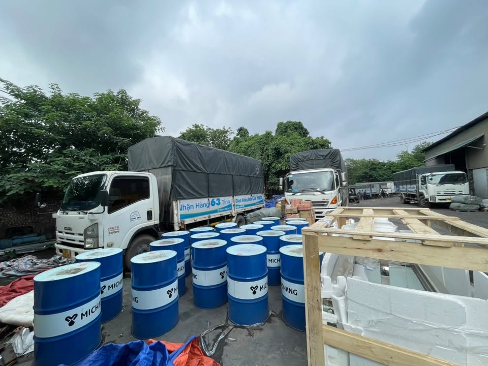 Xe tải 8 tấn nhận chở hàng đóng kiện, máy móc, thiết bị và nội thất cồng kềnh, sắp xếp hàng phù hợp theo trọng lượng và kích thước. Xe-tai-8 tan-phu-hop-van-chuyen-hang-dong-kien-may-moc -va-noi-that-cong-kenh