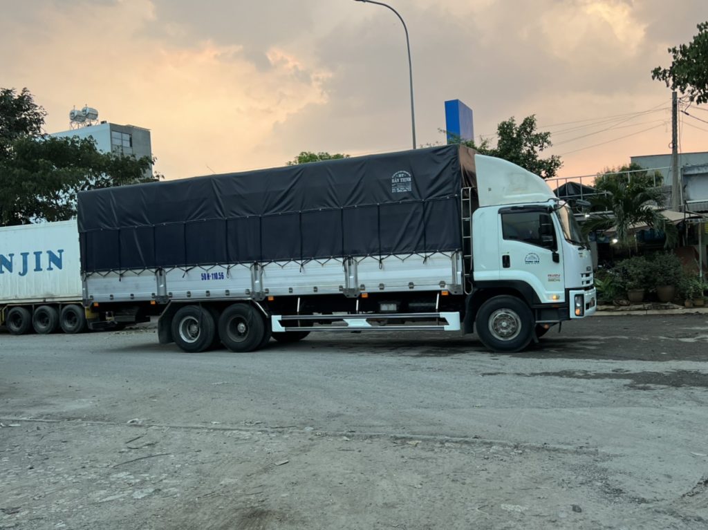Xe tải 15 tấn thùng dài 10m chở máy móc cồng kềnh, mở bửng hông thuận tiện xếp dỡ thiết bị nặng, vận chuyển hàng hóa nguyên khối đường dài. Xe-tai-15-tan-thung-dai-10m-cho-may-moc-cong-kenh