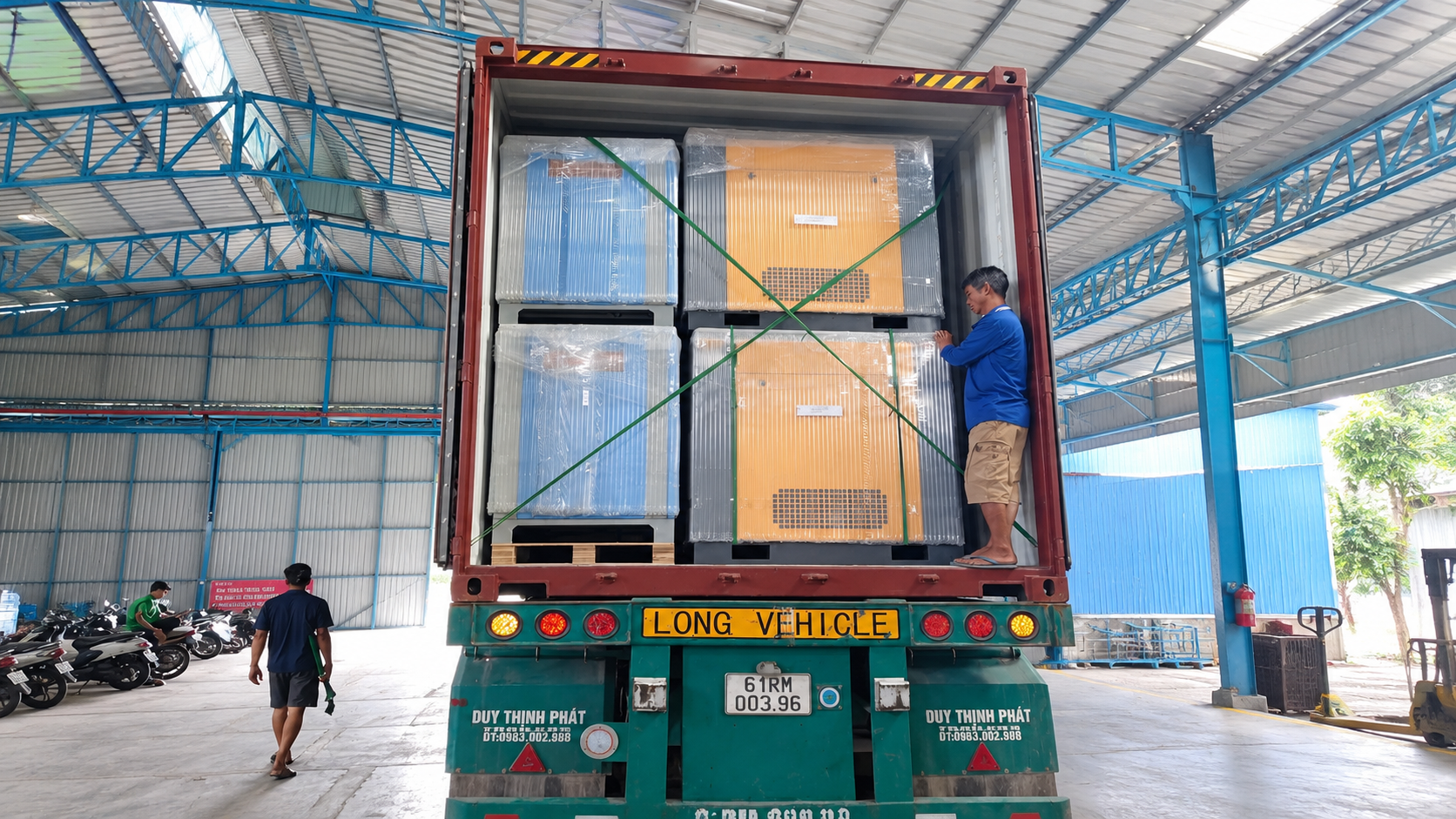 Hàng hóa được kiểm tra, kê đỡ và chằng buộc cẩn thận trước khi xe khởi hành, hạn chế xê dịch trong suốt hành trình. hang-hoa-duoc-kiem-tra-ky-va-chang-buoc-chac-chan-truoc-khi-van-chuyen