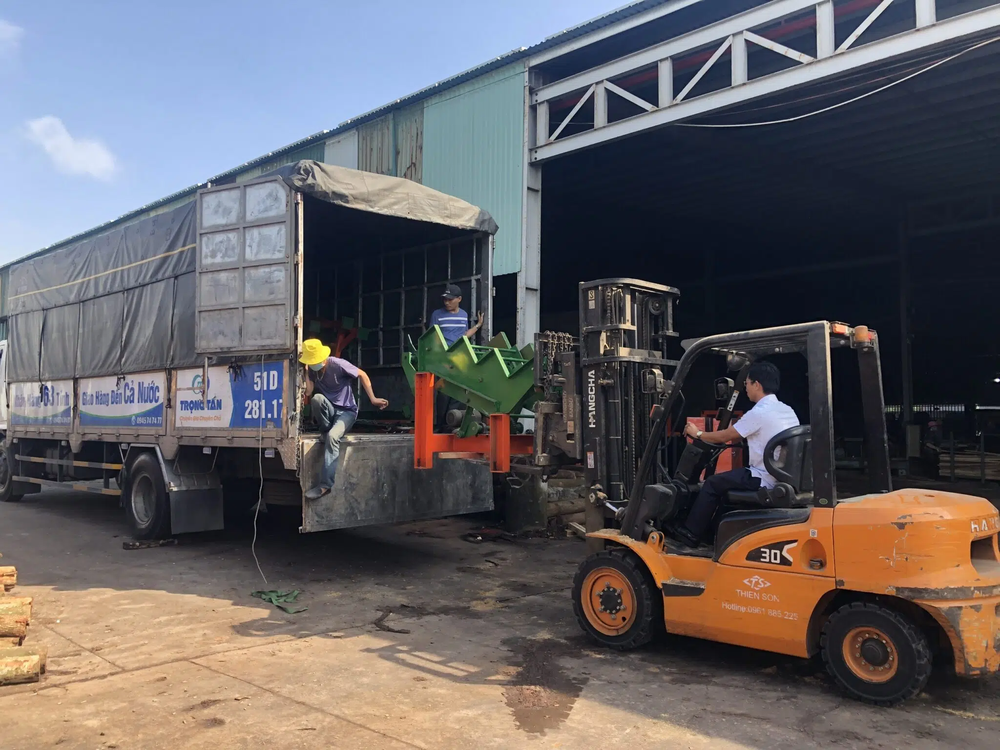 Thống nhất trước lịch lấy hàng, thời gian giao và người nhận giúp chuyến xe Hưng Yên đi Khánh Hòa diễn ra thuận tiện hơn. chu-dong-thoi-gian-nhan-va-giao-hang-tu-hung-yen-di-khanh-hoa