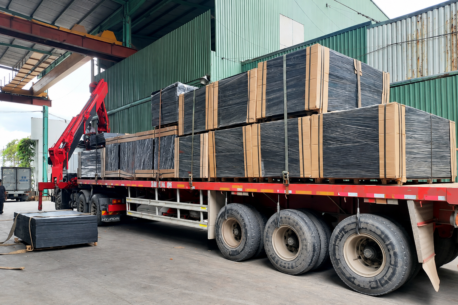 Hàng nặng, hàng cồng kềnh được lựa chọn container hoặc xe đầu kéo phù hợp để đảm bảo quá trình vận chuyển thuận tiện và an toàn. hang-hoa-nang-va-cong-kenh-duoc-van-chuyen-bang-container-hoac-xe-dau-keo