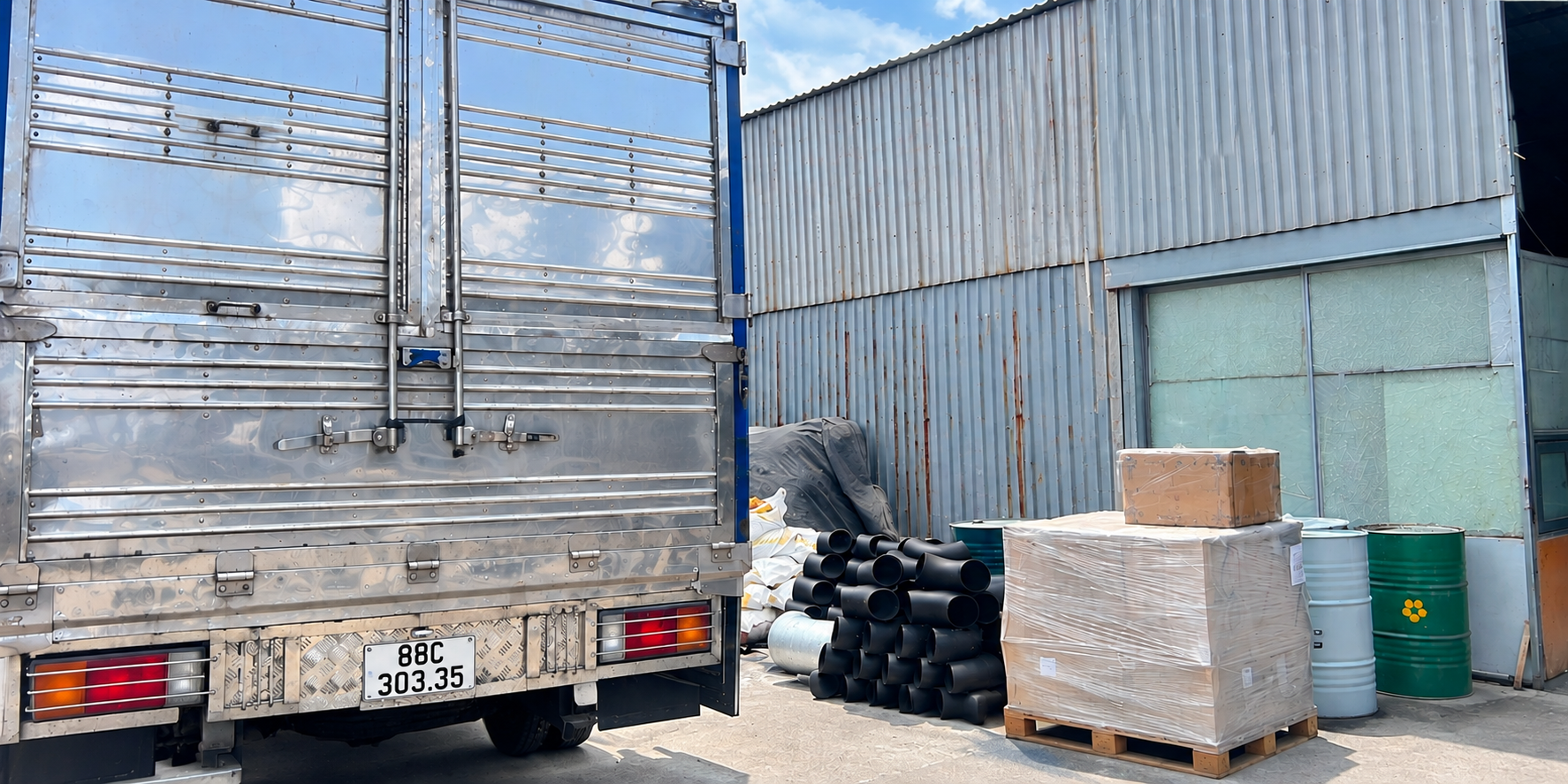 Khách gửi thông tin hàng, xe sắp lịch đến kho nhận và kiểm đếm số kiện trước khi vận chuyển vào Bình Thuận. quy-trinh-nhan-hang-tu-hung-yen-va-van-chuyen-vao-binh-thuan