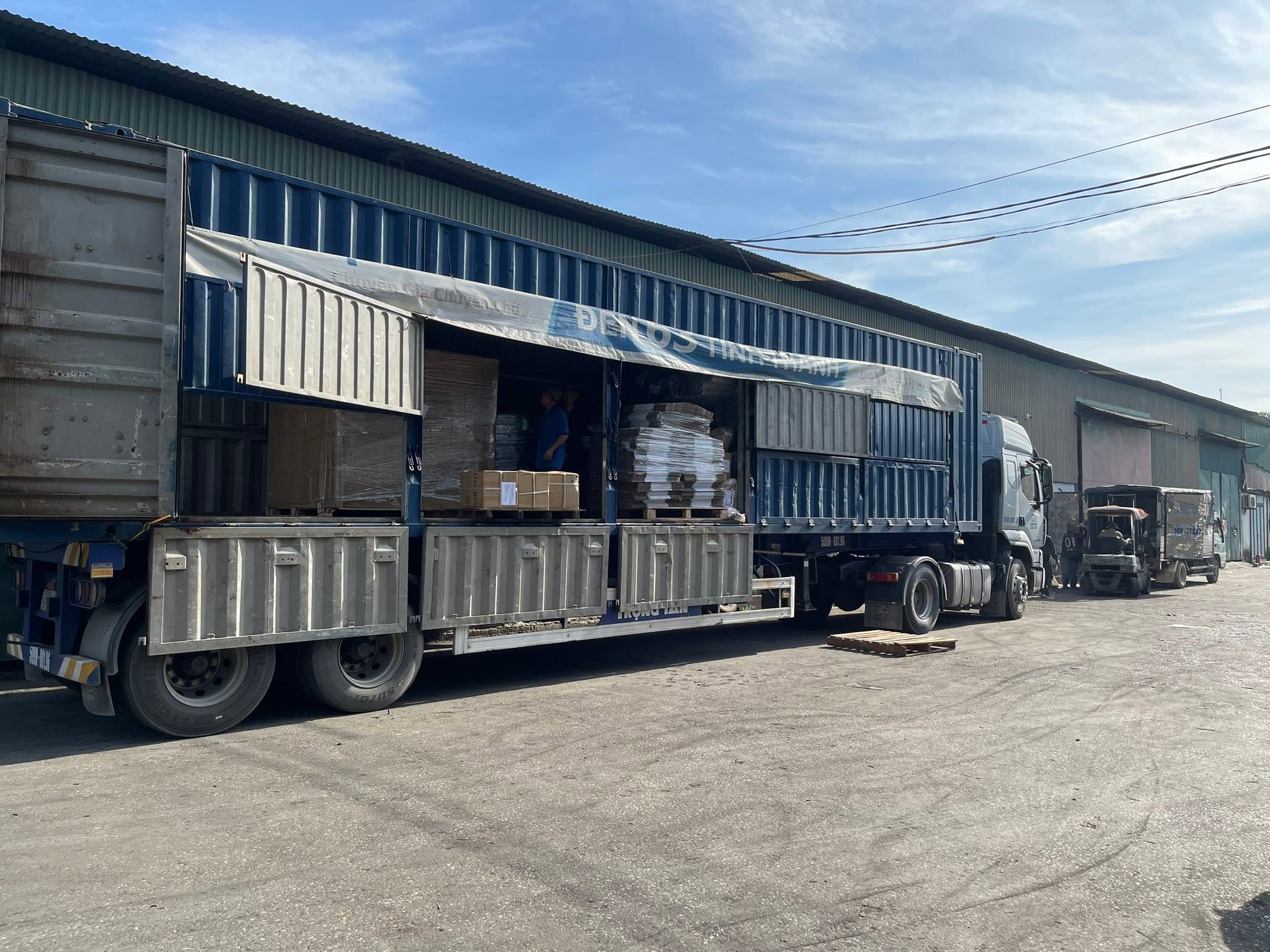 Xe đầu kéo 30 tấn nhận chở máy móc sản xuất, thiết bị nhà xưởng, vật tư xây dựng và hàng công nghiệp đóng kiện từ Bắc Ninh đi Quảng Trị. xe-dau-keo-30-tan-van-chuyen-may-moc-thiet-bi-va-hang-nang-bac-ninh-di-quang-tri