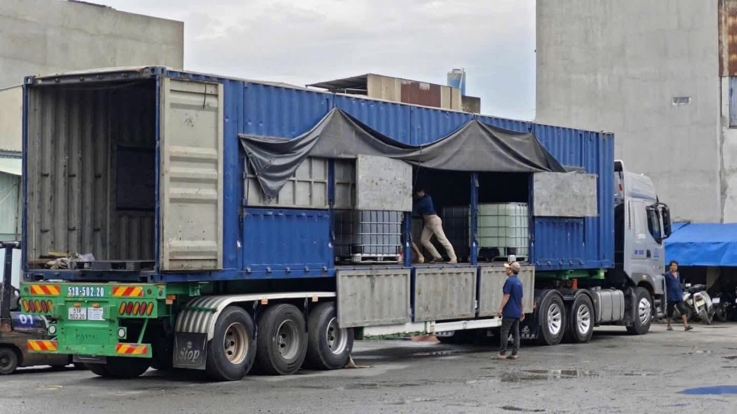 Đầu kéo 30 tấn chuyên chở máy móc nhà máy, sắt thép công trình và container hàng công nghiệp bằng rơ-moóc phù hợp. xe-dau-keo-30-tan-cho-may-moc-sat-thep-va-container-hang-cong-nghiep-di-phu-yen