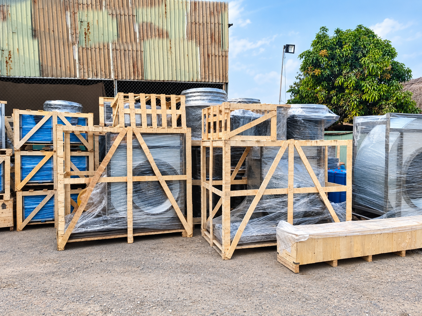 Hàng hóa được đóng kiện gọn gàng và cố định chắc chắn trước khi xếp lên xe, giúp hạn chế va chạm và xê dịch khi vận chuyển. hang-hoa-duoc-dong-kien-can-than-co-dinh-chac-chan-truoc-khi-van-chuyen
