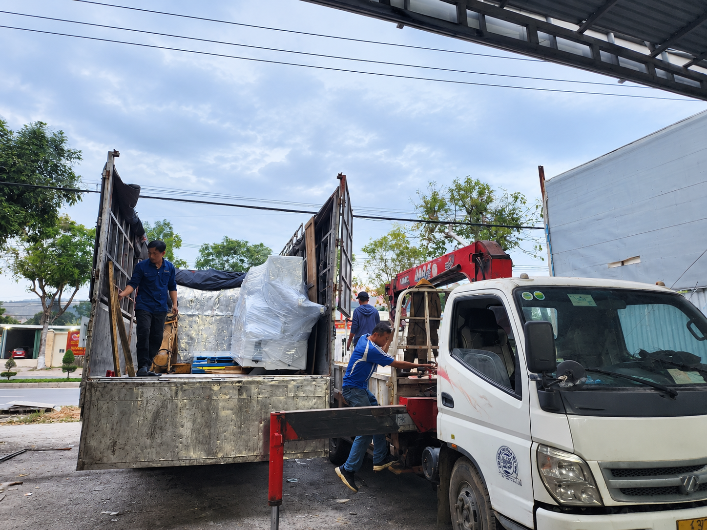 Xe đến tận kho, nhà máy, khu công nghiệp hoặc cửa hàng tại Hưng Yên để nhận hàng, thuận tiện cho khách không cần tự đưa hàng ra bãi. xe-tai-8-tan-nhan-hang-truc-tiep-tai-kho-nha-may-va-khu-cong-nghiep-hung-yen