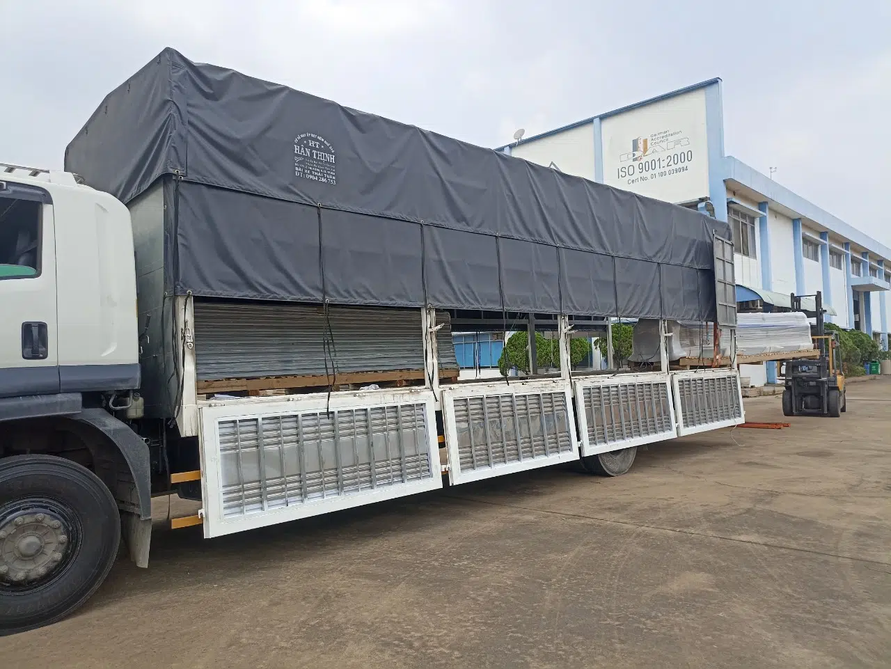 Tùy điểm lấy hàng và loại hàng, chi phí bốc xếp, xe nâng, cẩu hoặc nhân công có thể được tính riêng khi vận chuyển. boc-xep-va-nang-ha-hang-hoa-can-duoc-thong-nhat-truoc-khi-xe-nhan-hang