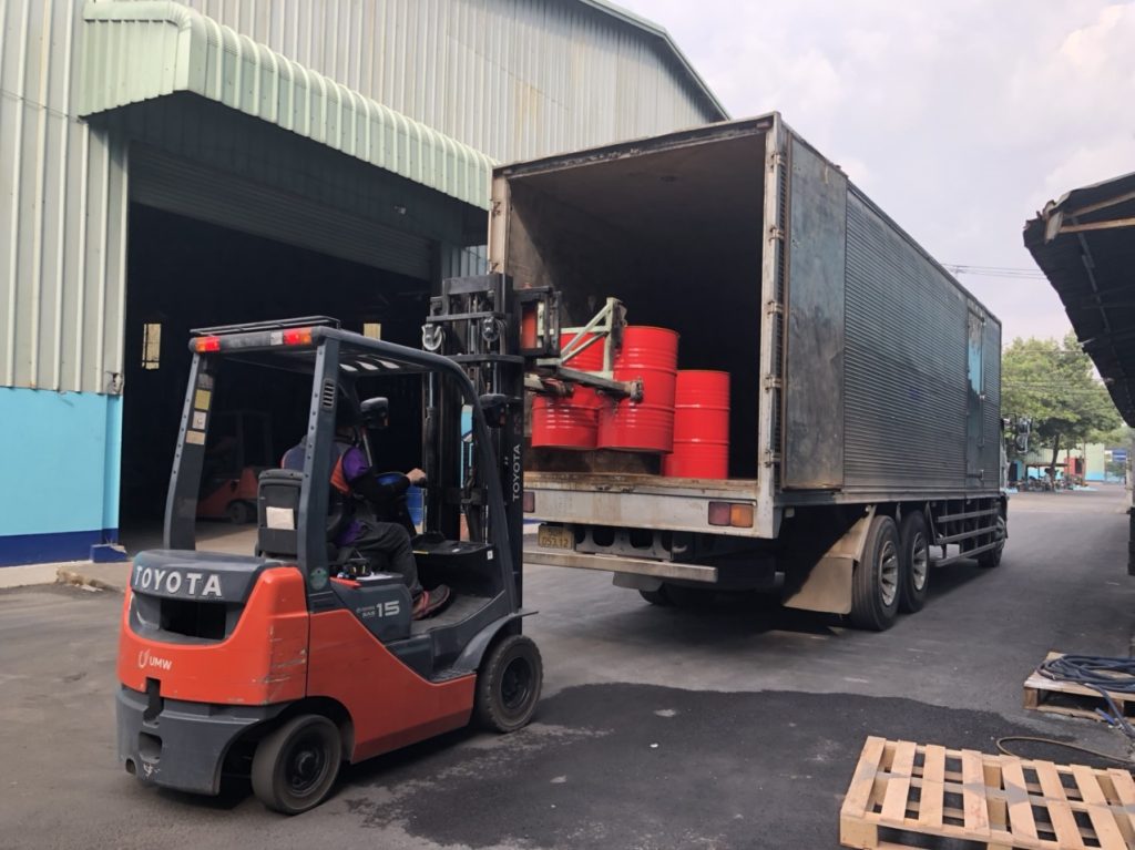 Xe tải 15 tấn giao hàng đến tận kho khách hàng tại Huế, hỗ trợ nhận hàng từ Vũng Tàu và bàn giao đúng địa chỉ theo yêu cầu. giao-hang-den-tan-kho-khach-hang-tai-hue-bang-xe-tai-15-tan