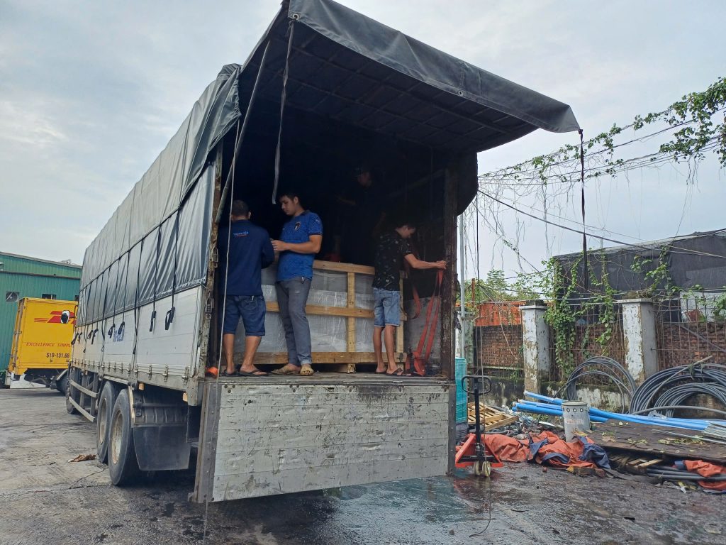 Giao hàng tận nơi đến kho khách hàng tại Ninh Bình, hỗ trợ đưa hàng xuống đúng vị trí và bàn giao đầy đủ theo yêu cầu sau khi vận chuyển. giao-hang-tan-noi-den-kho-khach-hang-tai-ninh-binh-theo-yeu-cau