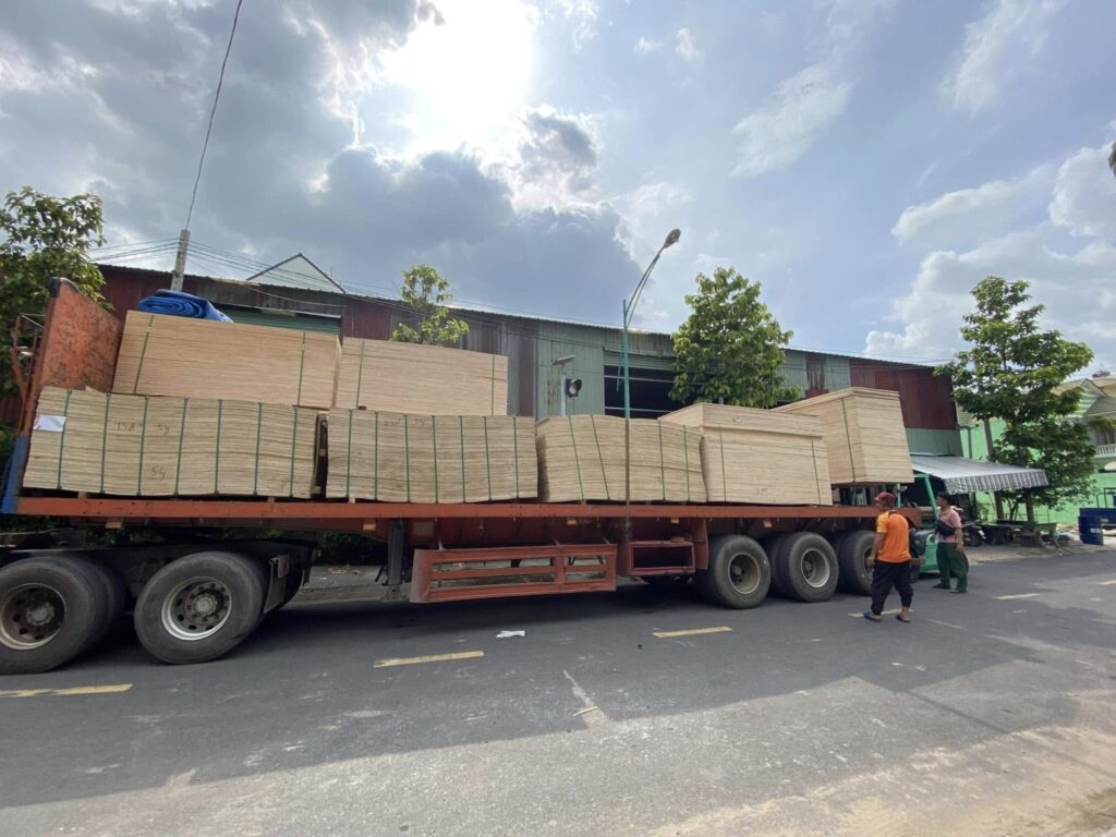 giao-hang-van-ep-dong-pallet-den-kho-khach-hang-tai-nghe-an
