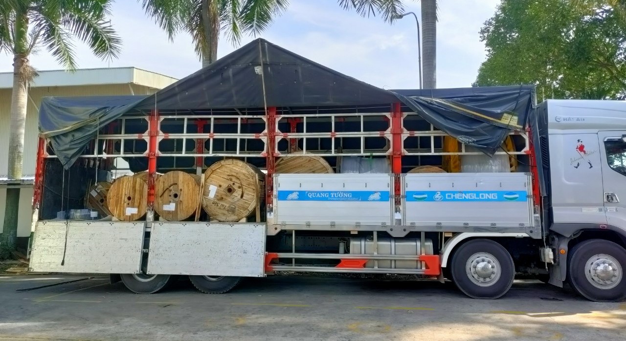 Chở hàng cáp điện đi Ninh Thuận bằng xe tải 15 tấn, cố định chắc chắn từng cuộn cáp, hạn chế xê dịch, giao đúng tiến độ cho công trình, trạm điện Cho-hang-cap-dien-di-Ninh-Thuan-bang-xe-tai-15-tan-nguyen-chuyen