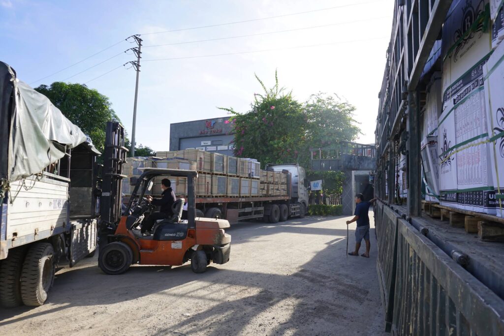 Hàng gạch men đóng pallet thường xuyên được vận chuyển từ Vũng Tàu đi Thanh Hóa bằng xe đầu kéo mooc sàn, giao đến kho hoặc công trình theo yêu cầu. hang-gach-men-thuong-xuyen-duoc-van-chuyen-tu-vung-tau-di-thanh-hoa