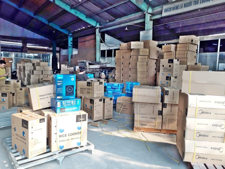 Hàng của nhiều khách được tập kết tại kho, phân loại và sắp xếp để ghép chung chuyến xe phù hợp. kien-hang-nhieu-chu-hang-tap-ket-tai-kho-cho-ghep-chuyen