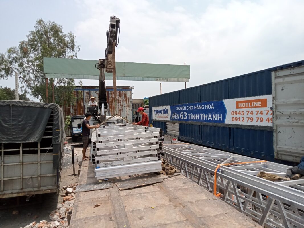 Nhận hàng tại kho, nhà máy ở Bắc Ninh và đưa máy móc, thiết bị, vật tư đến công trình hoặc địa chỉ giao hàng tại Huế. xe-dau-keo-nhan-hang-tai-kho-nha-may-bac-ninh-va-giao-den-cong-trinh-o-hue