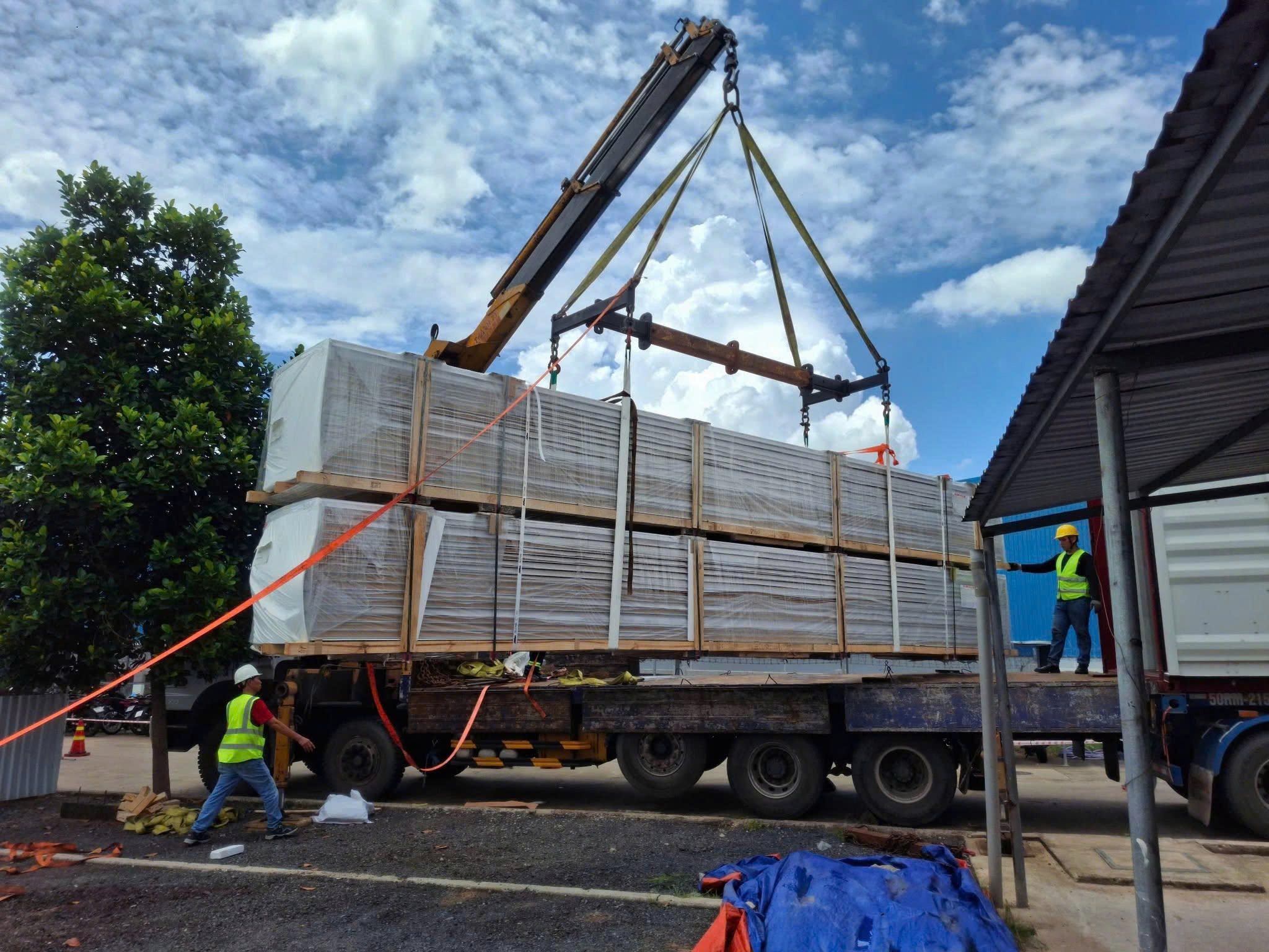Đầu kéo 30 tấn nhận vận chuyển máy móc nhà xưởng, kết cấu thép và hàng đóng container bằng rơ-moóc phù hợp. xe-dau-keo-30-tan-van-chuyen-may-moc-ket-cau-thep-va-hang-container