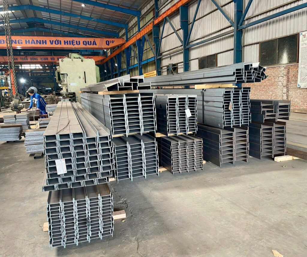 Hàng hóa được chuẩn bị sẵn tại kho Vũng Tàu, sắp xếp gọn gàng để xe đầu kéo mooc sàn đến nhận và vận chuyển đi Quảng Ngãi. hang-hoa-chuan-bi-san-tai-kho-cho-xe-dau-keo-den-nhan