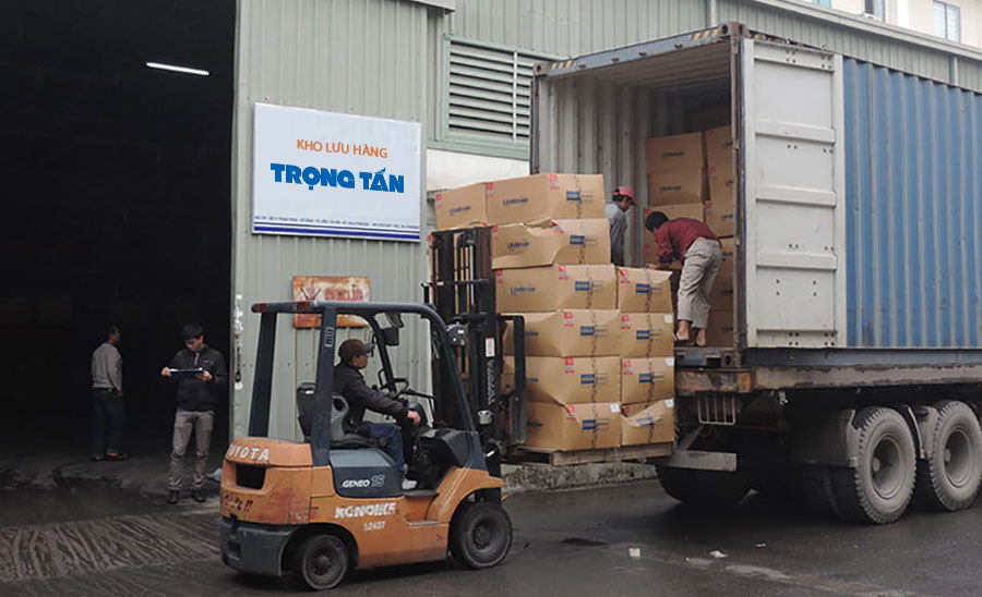 Xe đầu kéo 30 tấn nhận hàng tại kho, nhà máy và khu công nghiệp Bắc Ninh, hỗ trợ kiểm tra trọng lượng, tập kết và sắp xếp hàng trước khi vận chuyển. nhan-hang-tai-kho-nha-may-va-khu-cong-nghiep-bac-ninh-bang-xe-dau-keo-30-tan