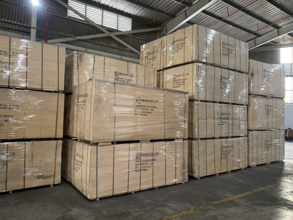 Hàng hóa được chuẩn bị sẵn tại kho Vũng Tàu, tập kết gọn gàng để xe tải 15 tấn đến nhận, bốc xếp và vận chuyển đi Lâm Đồng. hang-hoa-duoc-chuan-bi-san-tai-kho-vung-tau-cho-xe-den-nhan